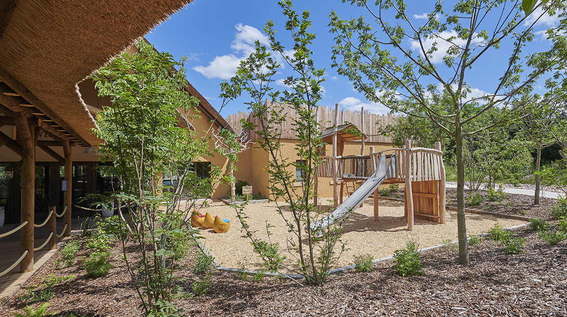 Les enfants ont accès à une aire de jeux ludique et pédagogique