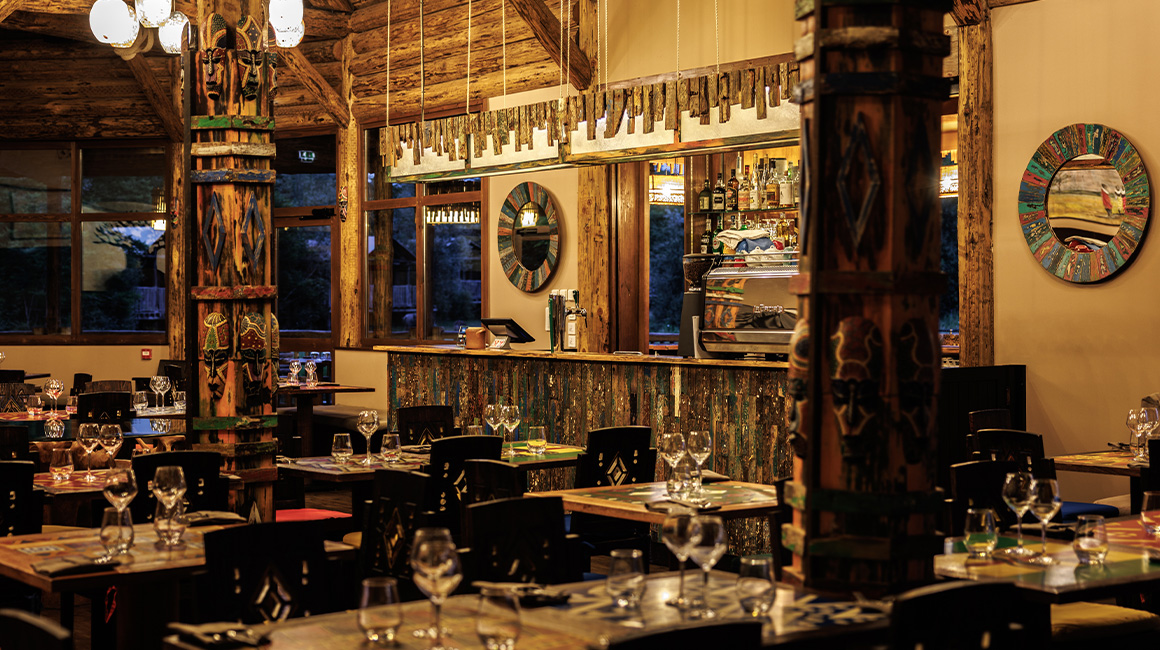 Découvrez la salle du Tanganika dans un décor tout droit venu d'Afrique