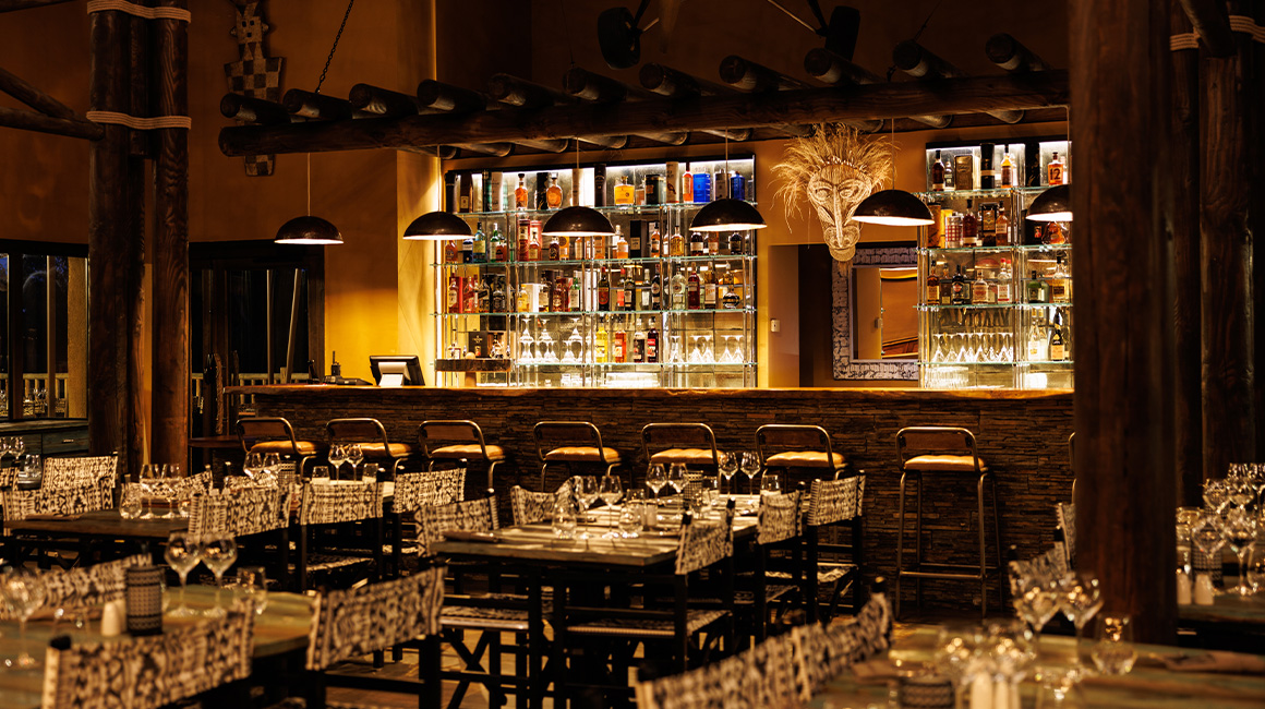 Inspiré des décors africains, dînez et petit-déjeunez dans la salle du Victoria